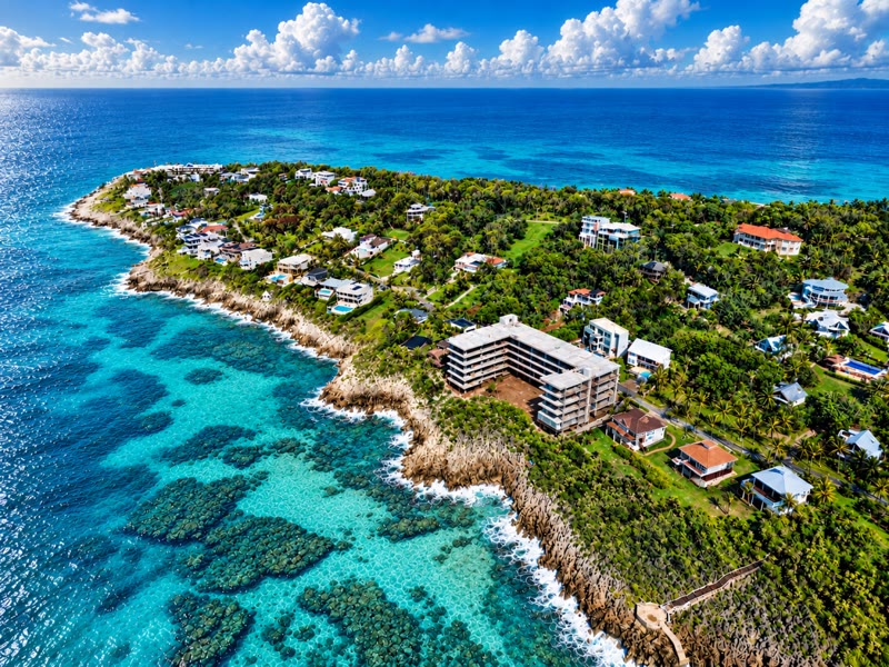 El edificio ONE ROATÁN sobre la costa caribeña